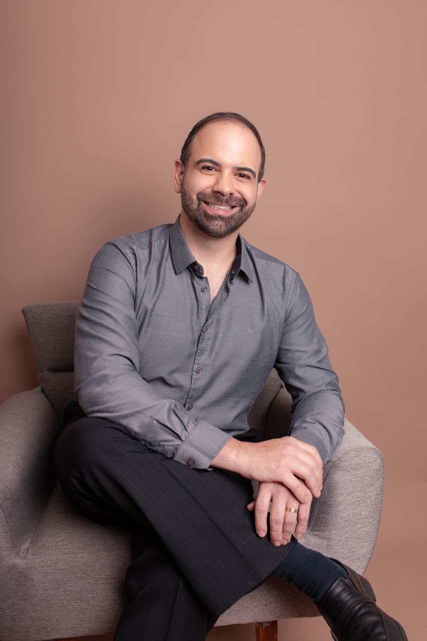 Dr. Tiago Gravatá em seu consultório